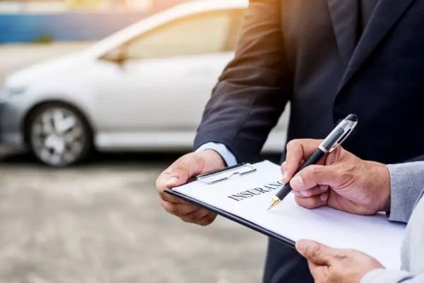 شركة تأمين تنهي خدمات عدد من الموظفين .. والمفصولون يهددون بالتصعيد