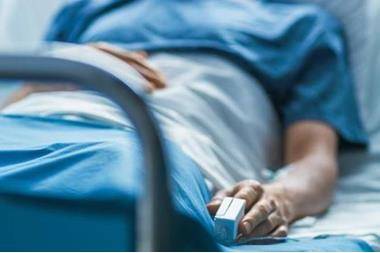 امرأة تعاني من المرض الخبيث تكشف 3 علامات تحذيرية