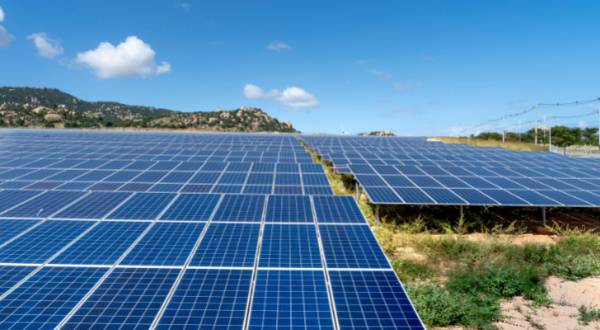 الكهرباء الوطنية: ضعف قدرة الطاقة الشمسية على توليد الكهرباء خلال موجة الحر