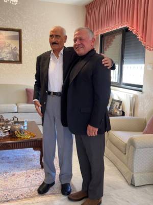 الباشا عبد الرحمن العدوان جنرال على كتفه وسام النهضة وحارس أمني تخلده الذاكرة الوطنية