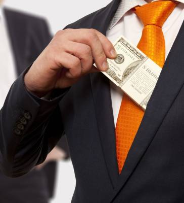 مليونير معروف يقاضي رجل أعمال وشقيقه ويطالبهما بإستعادة 15 مليون دينار