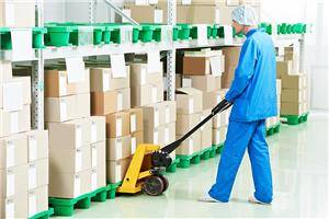 عمال شركة لصناعة الأدوية يتسلمون جزءا من رواتبهم