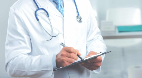 نقيب الأطباء يوضح حول رفع أجور الأطباء في الأردن