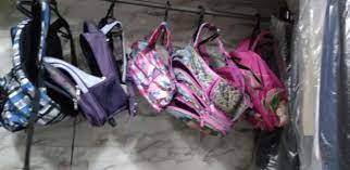 أردنيون يلجأون لإصلاح الحقائب المدرسية تماشيا مع ظروفهم الاقتصادية