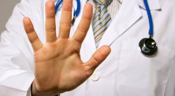 التأمين: قرار نقابة الأطباء بوقف استقبال حالات التأمين الخاص يمس 690 ألف مؤمن