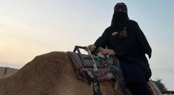 بالصور.. والدة نيمار تجتاح التواصل الاجتماعي العربي بالبرقع