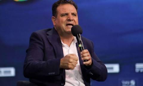 أيمن عوده يعترض في عمان على إتهام جماهير الوحدات للاعب مؤنس دبور بالتطبيع