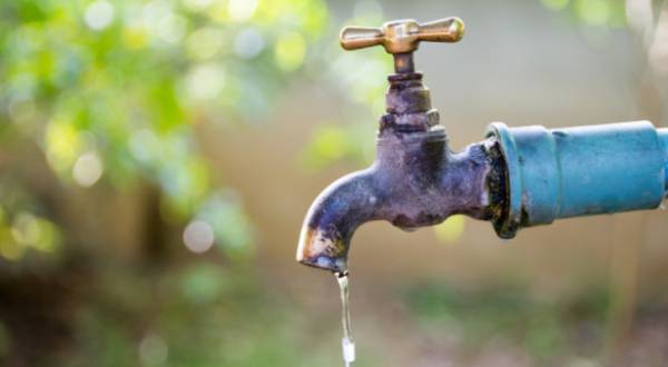 مشكلة نقص المياه تؤرق أهالي مخيم الحصن في إربد