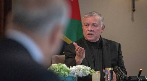 الملك: مواجهة خطر التدخين أولوية ويجب حماية الطلبة في المدارس