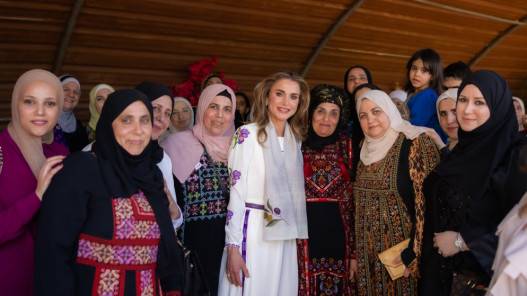 الملكة رانيا تزور مطبخ السيدة فريال في قرية حور وتلتقي عددا من سيدات القرية