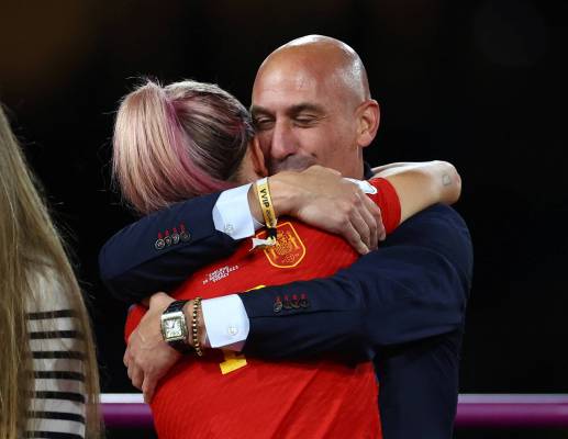 فيديو قد ينقذ رئيس اتحاد إسبانيا.. هيرموسو تضحك على قبلة روبياليس