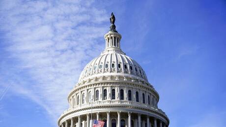 سيناتور أمريكي يتجمد بمكانه ويعجز عن متابعة الكلام لثوان طويلة خلال مؤتمر صحفي