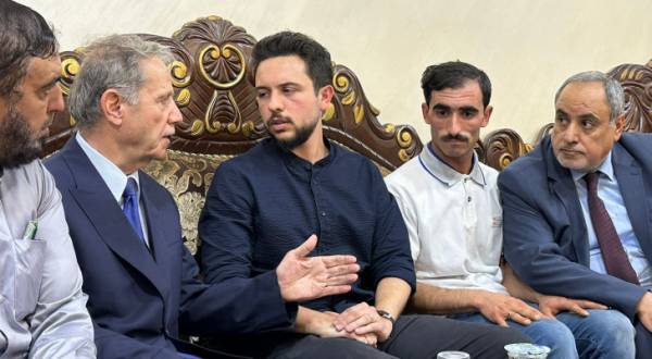 ولي العهد أثناء تعزيته أهالي معان: علينا التكاتف معًا للحد من ظاهرة الأعيرة النارية