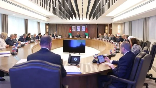 ما هي استراتيجية عدالة الأحداث التي وافقت عليها الحكومة؟