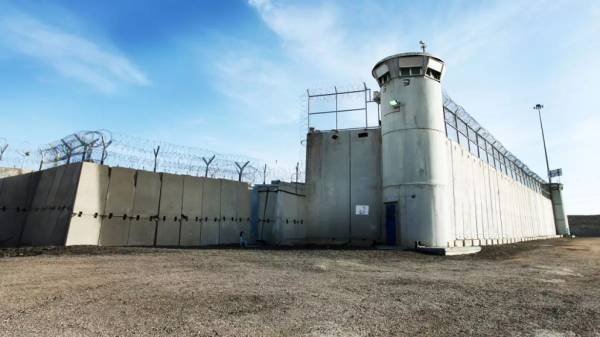 أسرى عوفر يقررون إغلاق الأقسام وإعادة وجبات الطعام