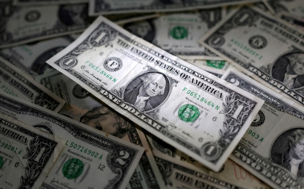 الدولار يتراجع وسط توقعات بعدم رفع الفائدة في أميركا