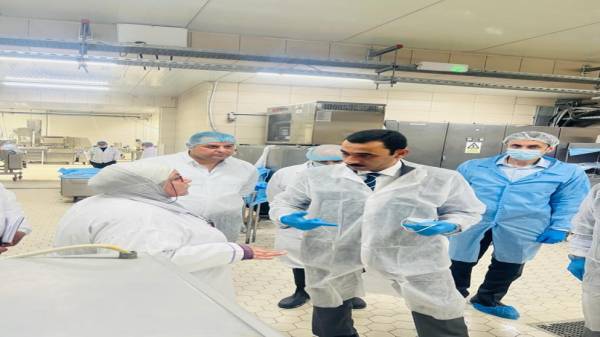 مدير الغذاء والدواء يتفقد سير عمليات التصنيع الغذائي بجولة ميدانية مفاجئة لأحد المصانع