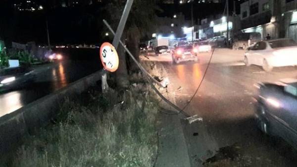 وفاة سائق بحادث اصطدام مركبته بعامود إنارة بالحُمَر