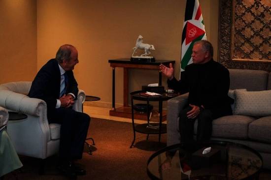 الملك يستقبل نائب رئيس الوزراء ووزير الخارجية والدفاع الإيرلندي