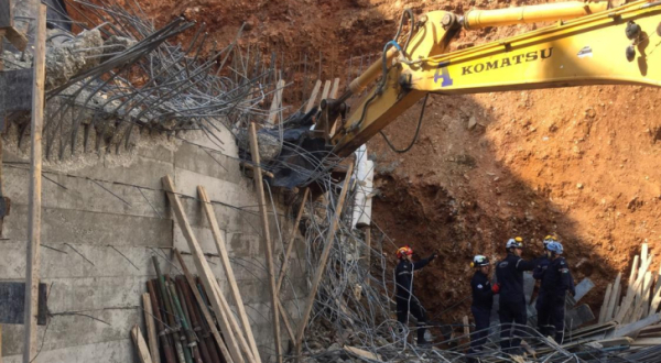 إيقاف أعمال حفرية لمشروع سكني أدت إلى انهيار جدار استنادي في إربد