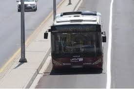 بالرغم من تعرضه للدهس .. تغريم مواطن 1000 دينار تكلفة اصلاح زجاج حافلة سريع التردد