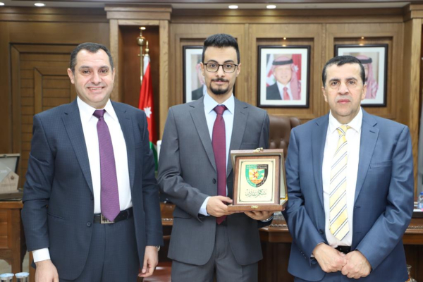 البلقاء التطبيقية تكرم احد خريجي كلية الطب المتميزين في امتحان المزاولة الاميركي