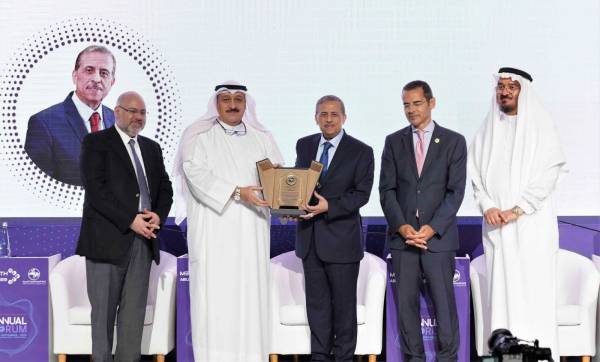 فوزي الحموري يحصل على أعلى وسام استحقاق في قطاع الرعاية الصحية العربية من اتحاد المستشفيات العربية