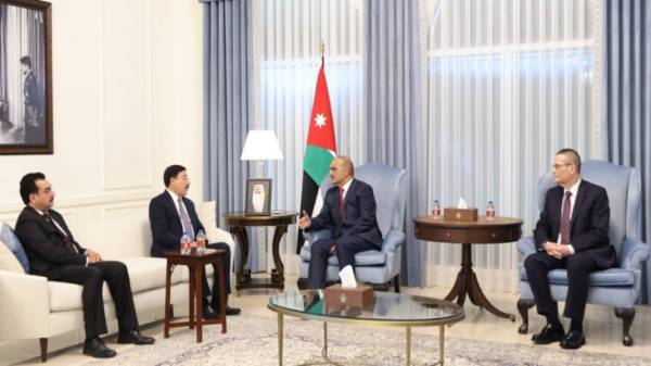 الخصاونة يستقبل محافظ البنك المركزي العراقي