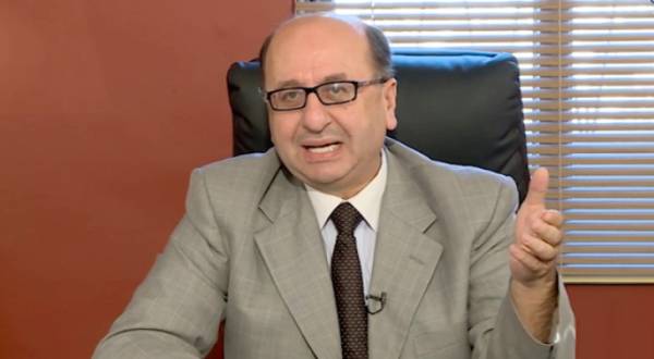 وزير إعلام أسبق: كان يجب على الحكومة مخاطبة الناس في وقت أبكر حول المطاعيم