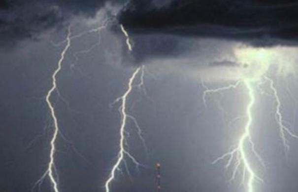 صاعقة رعدية تنهي حياة شاب في الرمثا