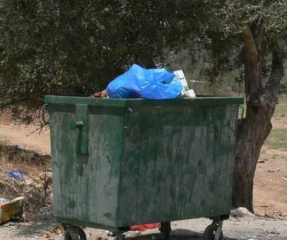 مستوطنون يختبئون داخل حاوية قمامة خوفًا من المقاومين الفلسطينيين (فيديو)