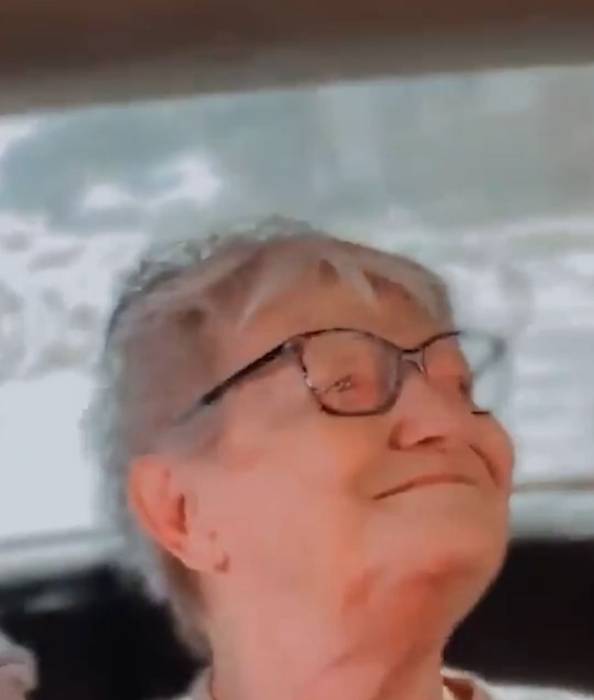 مقطع طريف لمستوطنة مسنة في قبضة المقاومة الفلسطينية .. (فيديو)