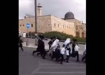 هروب المستوطنين من حائط البراق بالقدس المحتلة بعد انطلاق صافرات الإنذار(فيديو)