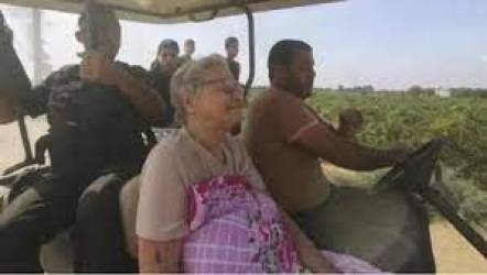 العجوز المبتسمة خلال أسرها.. حفيدتها تطل وتكشف