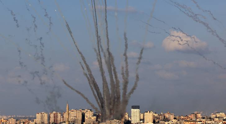 قصف تل أبيب وعسقلان وسديروت برشقات صاروخية كبيرة