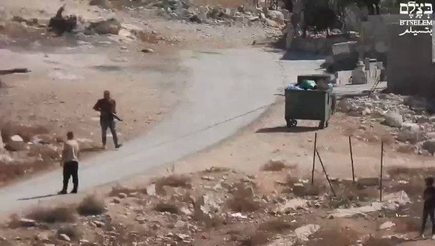 إصابة شاب برصاص مستوطنين أطلقوا النار على مصلين لحظة خروجهم من مسجد ببلدة يطا جنوب الخليل فيديو