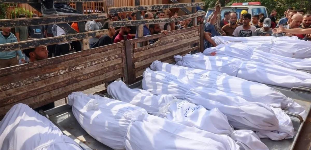 في غزة لم تعد ثلاجات المستشفيات تتسع لجثامين الشهداء فتم وضعهم في ثلاجات الآيسكريم .. فيديو