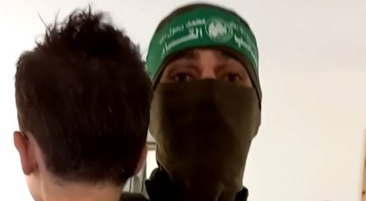 كتائب القسام تنشر فيديو تظهر فيه طريقة تعاملها مع الأطفال الاسرائليين