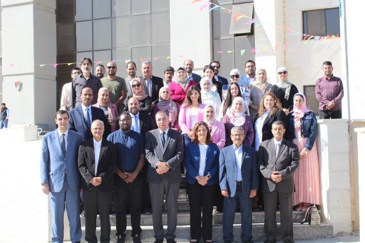 عميد الكلية الجامعية الوطنية للتكنولوجيا في ابو علندا يفتتح مشروع مدعوم من المنظمة الهولندية لتدويل التعليم