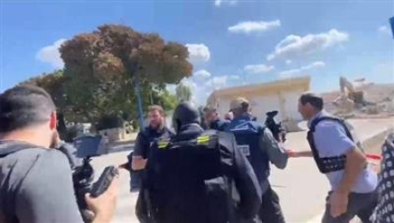 فيديو .. شاهد كيف هرب عضو الكنيست داني دانون لحظة سقوط صاروخ على سديروت