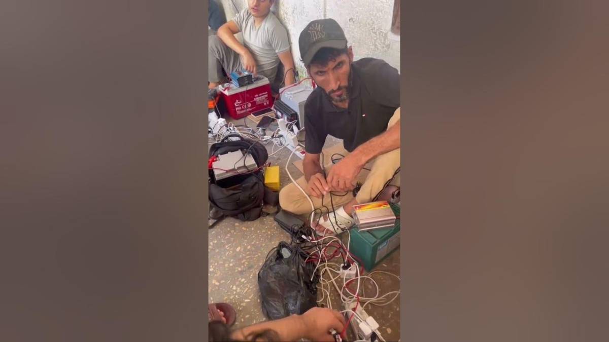 بعد انقطاع التيار الكهربائي.. سكان غزة يستخدمون بطاريات السيارات لشحن هواتفهم .. فيديو