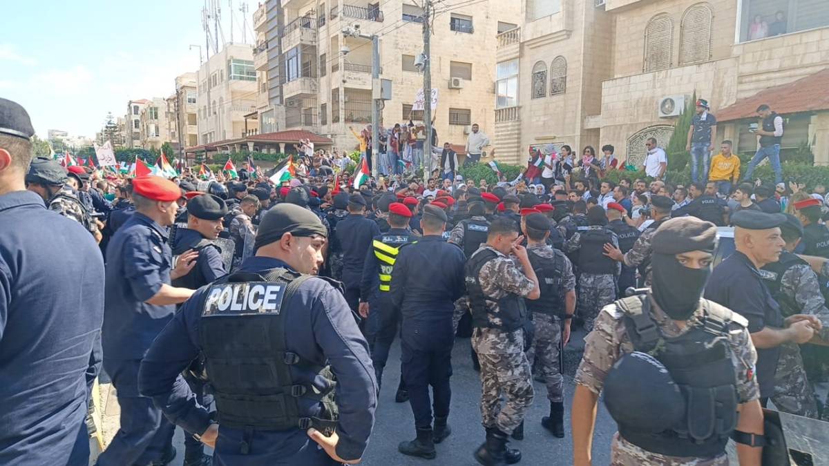 مسيرة جماهيرية حاشدة بالقرب من السفارة الإسرائيلية بعمان (صور+ فيديو)