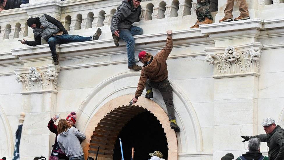 متظاهرون يدخلون مبنى الكونغرس والشرطة تعتقل عددا منهم