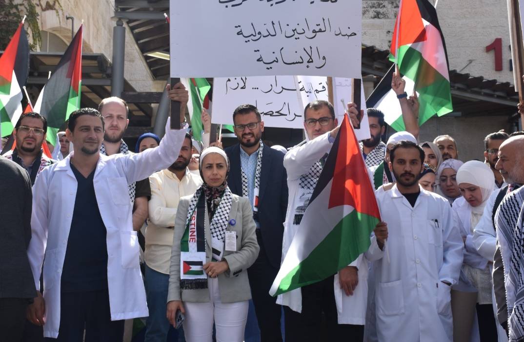 الاستقلال ينظم ينفذ وقفة تضامنية دعماً للأشقاء الفلسطينيين وتنديدا بفاجعة مستشفى المعمداني
