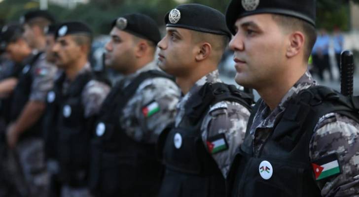 على صدورهم.. رجال الأمن بعلمي الأردن وفلسطين