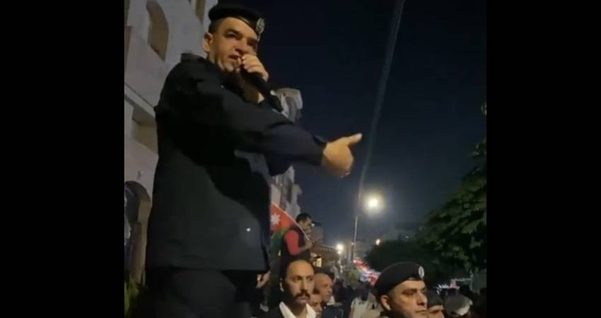 الأمن يطالب المتظاهرين أمام سفارة الاحتلال بالانسحاب