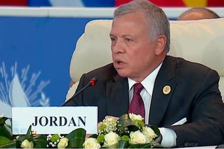 الملك من القاهرة: ما يجري في غزة يدفع المنطقة كلها الى الهاوية