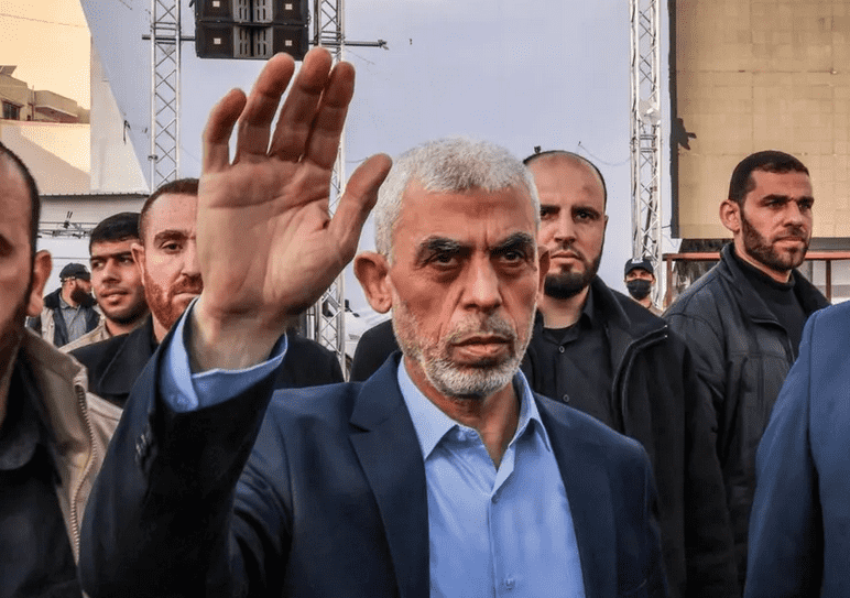 قصة السنوار الذي وصف بالرجل الميت