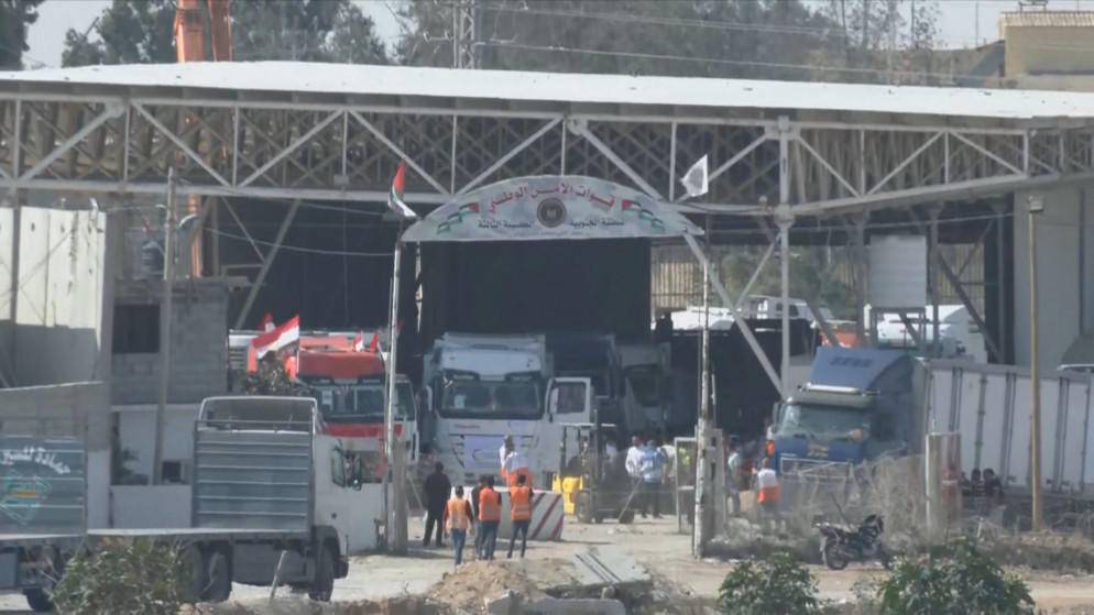 17 شاحنة مساعدات تعبر من رفح نحو قطاع غزة