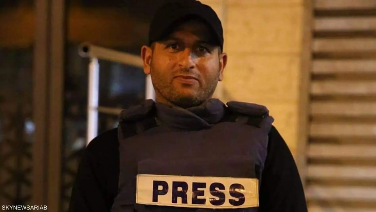 بينهم ابنه وابنته.. صحفي دفن 7 من عائلته وعاد للتغطية في غزة